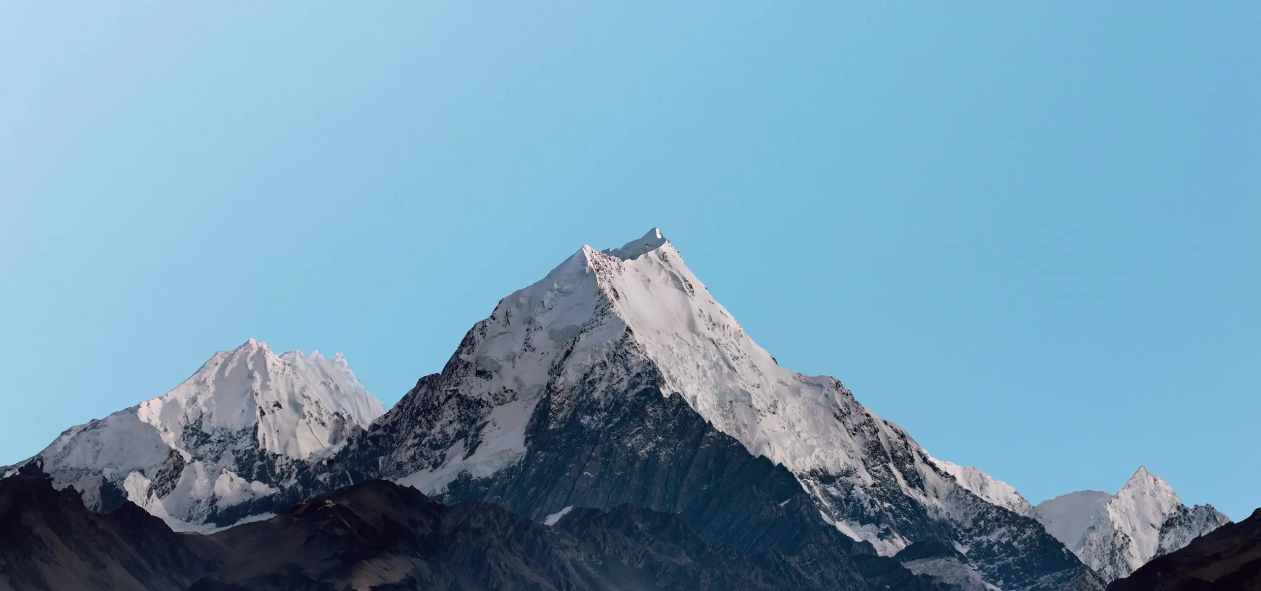 Bergspitze mit Schnee bedeckt